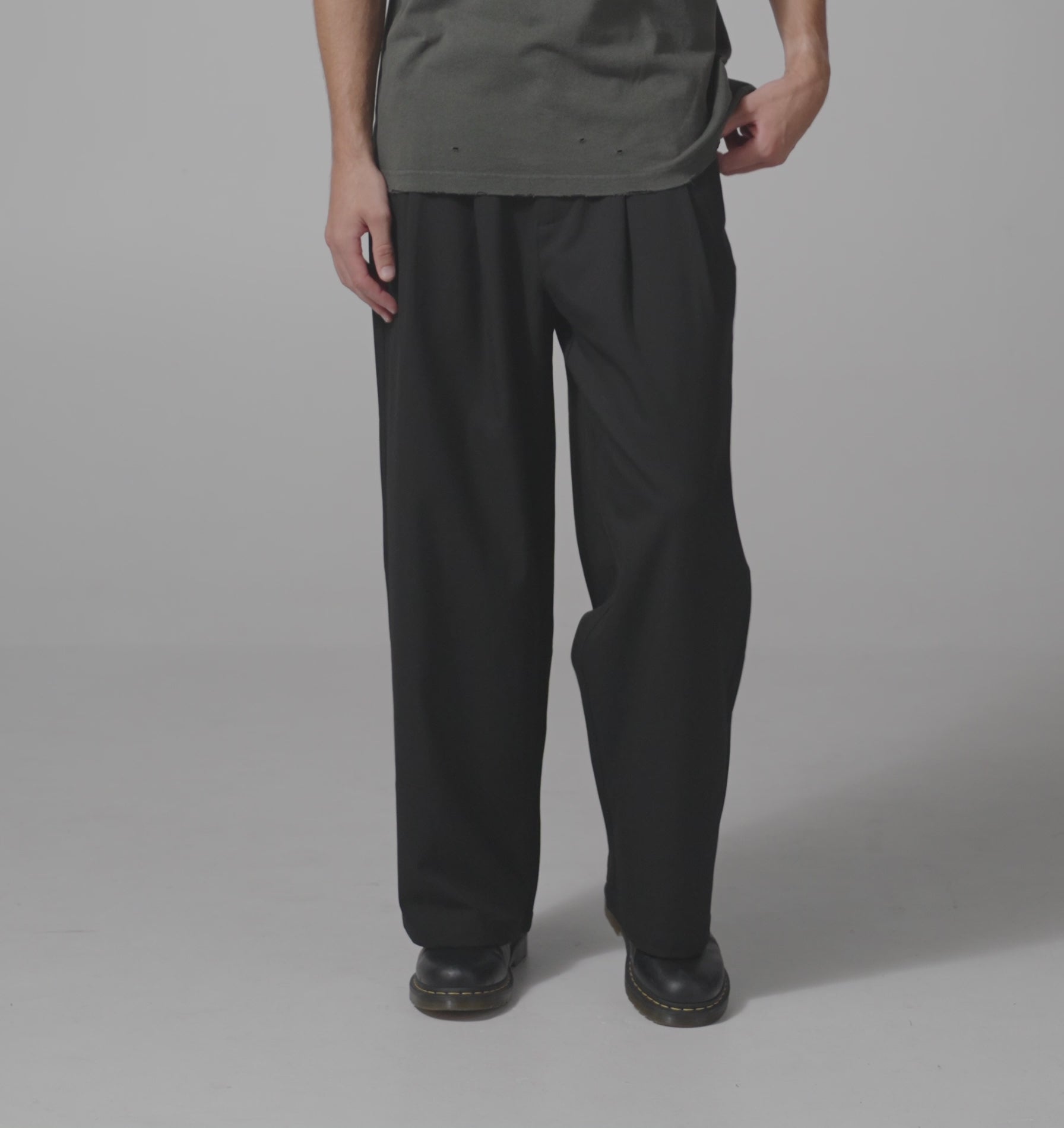 Albertpleatedpant-black.mp4